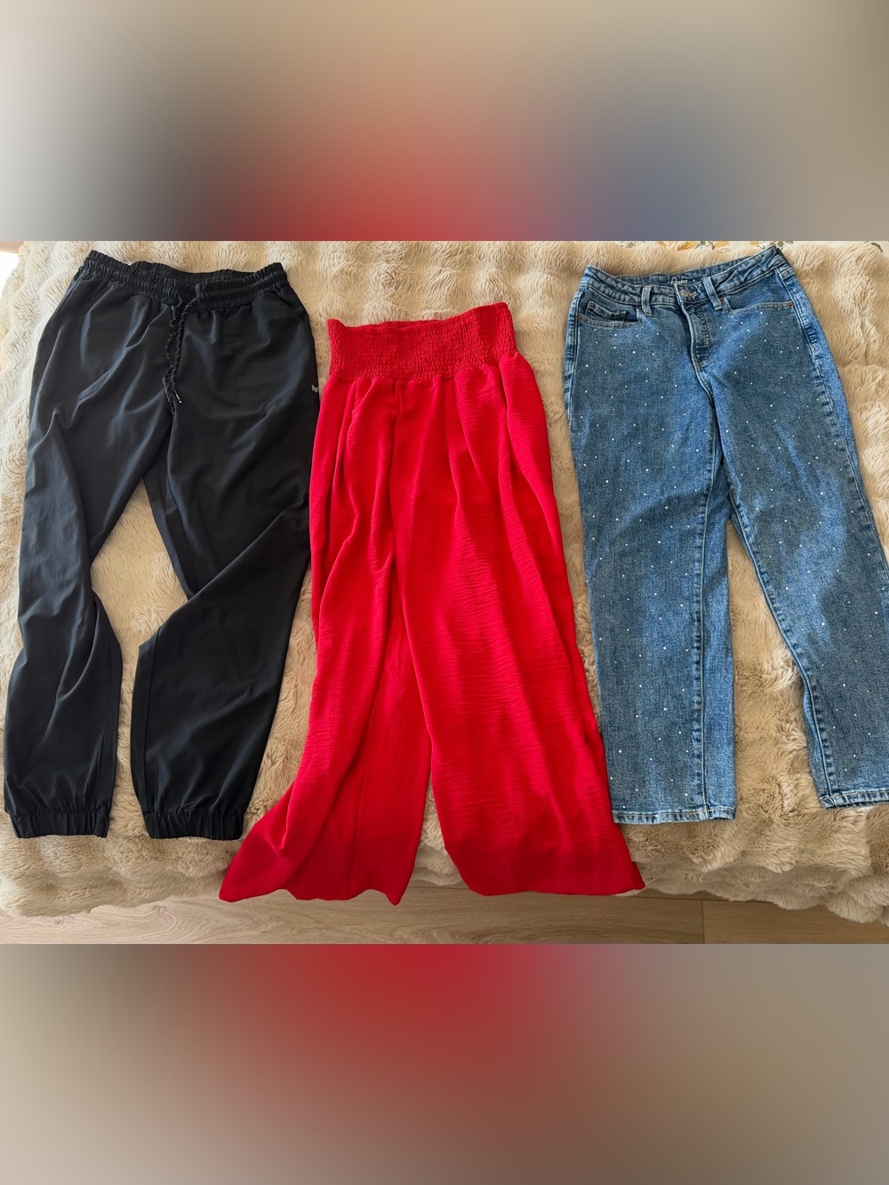 Women’s Medium (6-8) Clothing Lot - 19 Pieces
